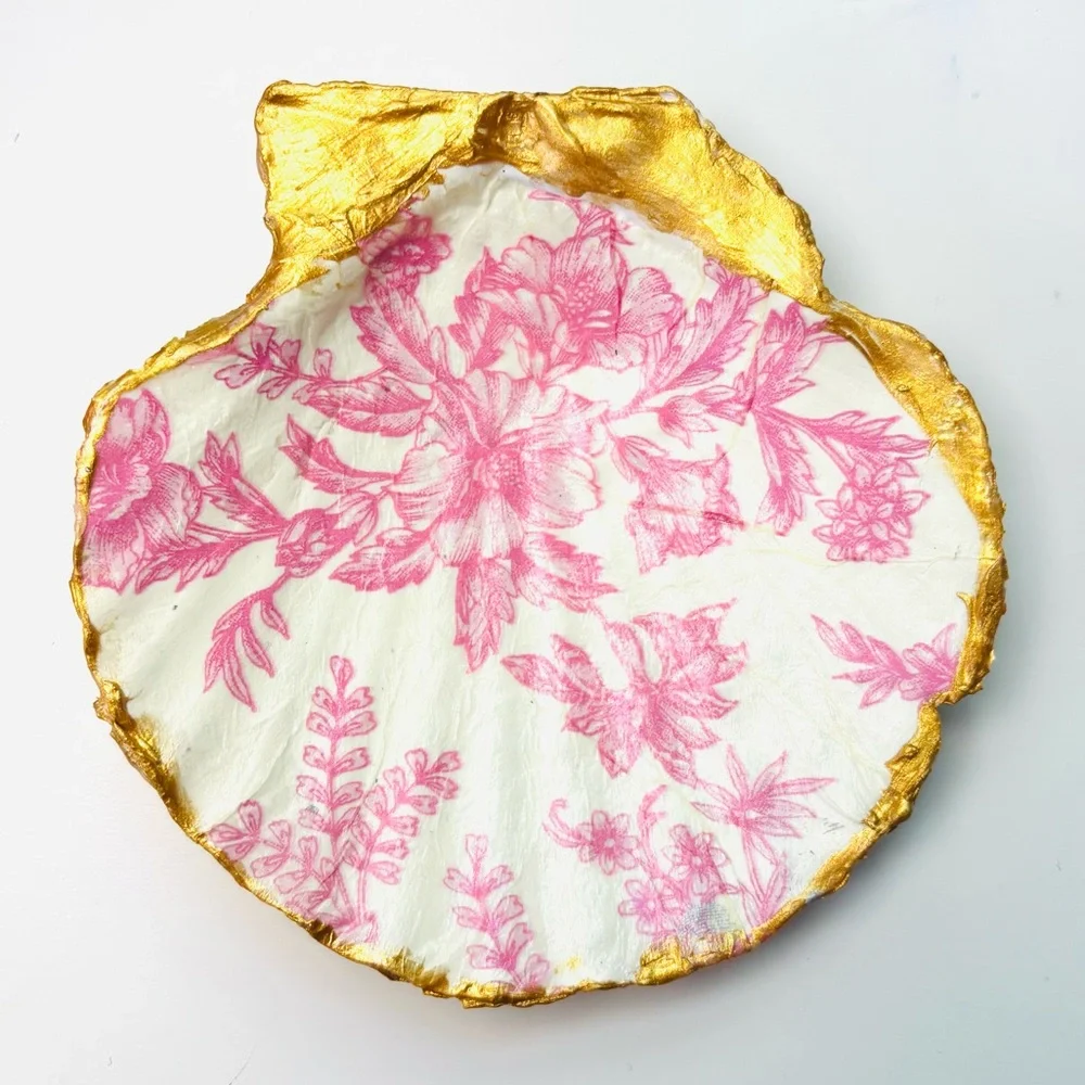 Handcrafted shell ring dish with pink hibiscus decoupage design - Picture 2 of 4